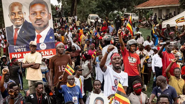 Aworan Boby Wine ati igbakeji rẹ ni awọn alatilẹyin wọn gbe dani nibi