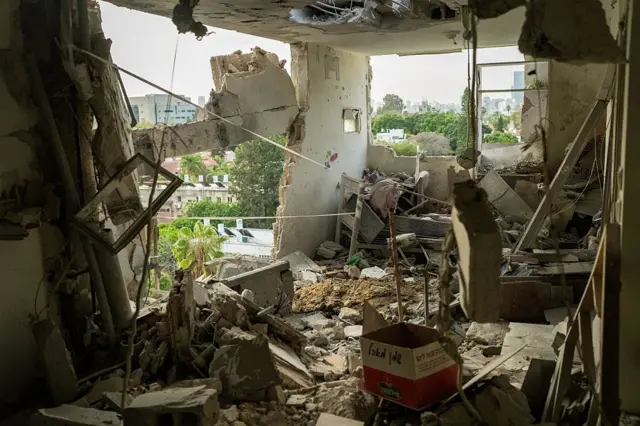 lantai teratas sebuah bangunan di kawasan Ramat Aviv, Tel Aviv, Israel, pada 19 Maret 2026.