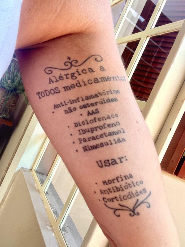 Tatuagem no braço de Amanda com todos dos medicamente a que ela tem alergia, além daqueles que ela pode tomar
