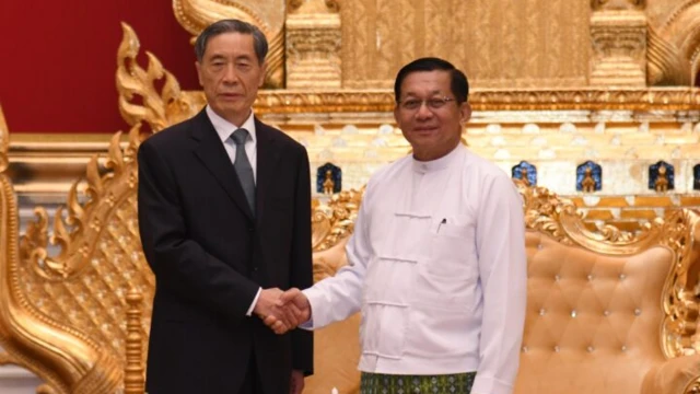 တရုတ်ပြည်သူ့နိုင်ငံရေး အတိုင်ပင်ခံကွန်ဖရင့် (CPPCC) ပြည်လုံးဆိုင်ရာကော်မတီ ဒုတိယဥက္ကဋ္ဌ ကျန်းရှင်းကျီနဲ့ သမ္မတရာထူးယူထားတဲ့ ဦးမင်းအောင်လှိုင်တို့ လက်ဆွဲနှုတ်ဆက်နေတဲ့မြင်ကွင်း