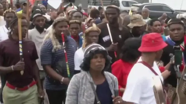 Ụmụafọ Saụt Afrịka na-eme ngagharịiwe megide 'Igwe Ndigbo' na East Lọndọn echichi e chiri nwafọ Naịjirịa.