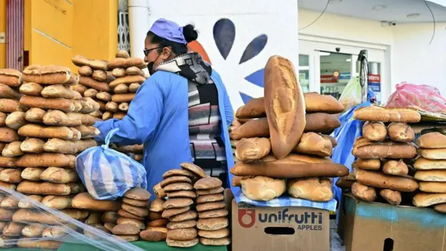 Un vendeur de pain sur un marché bolivien.