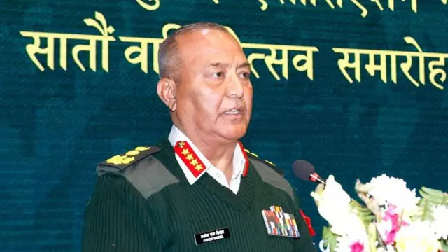 सैन्य पोसाकमा भाषण गर्दै नेपाली सेनाका प्रधानसेनापति अशोकराज सिग्देल