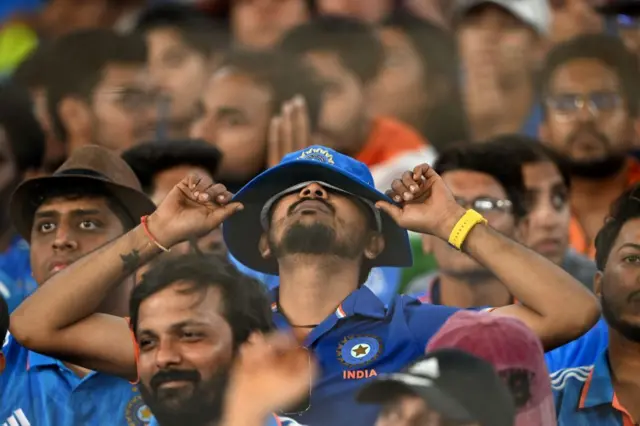 আহমেদাবাদের গ্যালারিতে এমন মলিন মুখ বাড়তে থাকে সময়ের সাথে