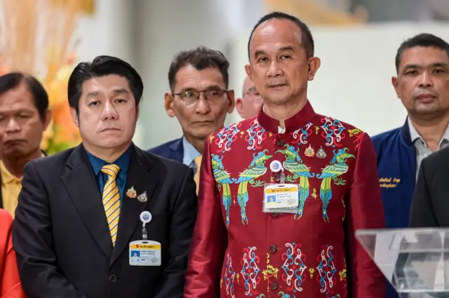 กมธ.ติดตามบริหารงบประมาณ มี อลงกต วรกี (เสื้อสีแดง) เป็นประธาน สร้างสถิติประชุมสูงสุดรวมทั้งสิ้น 61 นัด เมื่อปี 2568