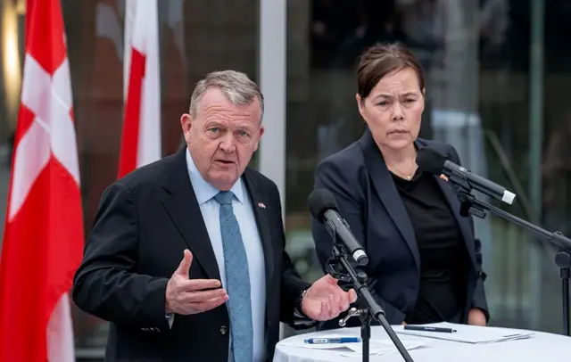 Los ministros de Relaciones Exteriores de Dinamarca, Lars Lokke Rasmussen (izq.), y de Groenlandia, Vivian Motzfeldt, en rueda de prensa durante su visita a Washington