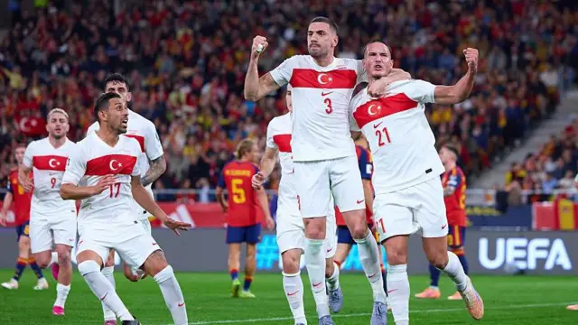 Deniz Gül ve diğer oyuncular kırmızı beyaz formalarıyla gol sevinci yaşıyor.