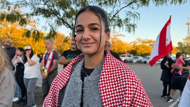 Naddine Ahmad em protesto em solidariedade ao Líbano em Dearborn