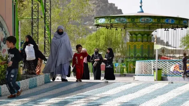 Au printemps, les femmes pouvaient encore visiter les parcs de la capitale