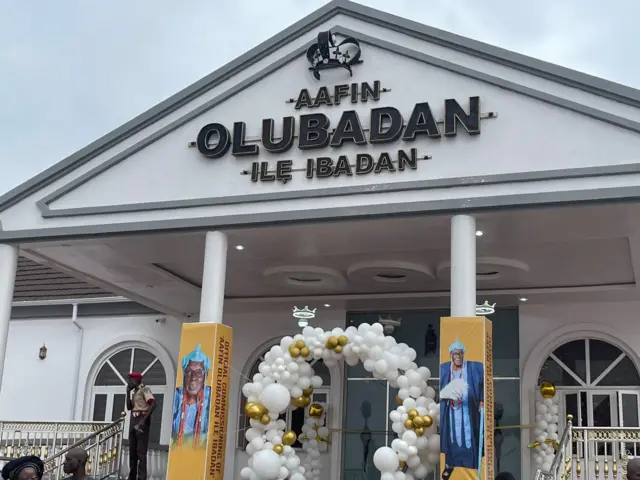 Díẹ̀ lára àwọn àwòrán bí ayẹyẹ ṣíṣí ààfin tuntun ní ìlú Ibadan ṣe ń lọ nìyí.