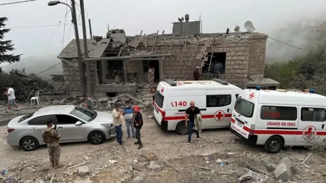 Dadka deegaanka ayaa sheegay in qoys dhawaan ka barakacay dagaalka ay ku noolaayeen halka duqayntu ka dhacday.