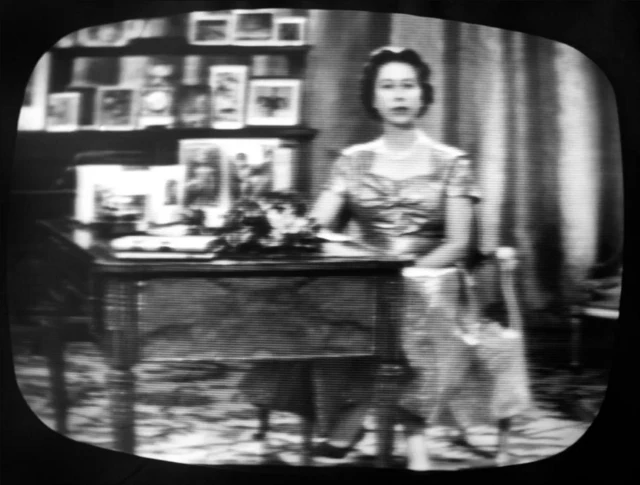 1957-жылы Рождество күнү ханыша телеберүүлөрдүн бирин алып барган.