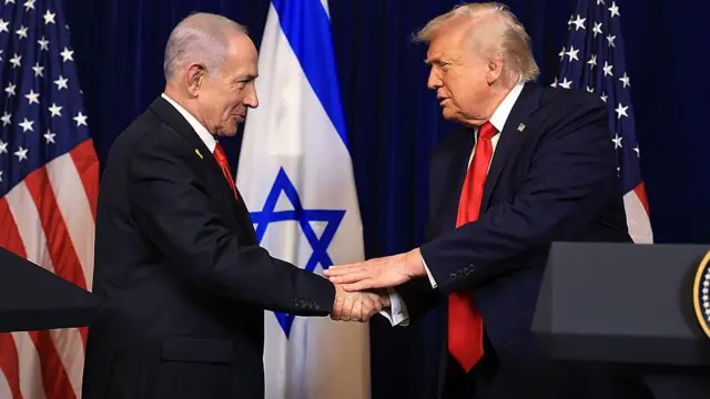 الرئيس الأمريكي دونالد ترامب يصافح رئيس الوزراء الإسرائيلي بنيامين نتنياهو خلال مؤتمر صحفي في ناديه مار-أ-لاغو في ٢٩ ديسمبر/كانون الأول 2025 في بالم بيتش، فلوريدا. وعقد الزعيمان اجتماعًا ثنائيًا لمناقشة الأمن الإقليمي في الشرق الأوسط، فضلًا عن الشراكة الأمريكية الإسرائيلية.