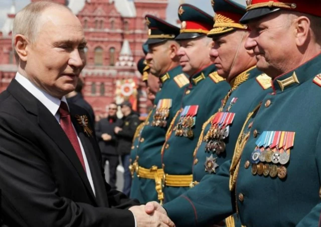 Vilaadmiir Puutiin qondaaltoota waraanaa harka fuudhaa