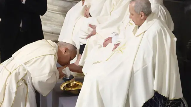 Papież Leon XIV przewodniczy tradycyjnemu obrzędowi obmycia stóp oraz Mszy Wieczerzy Pańskiej w Wielki Czwartek w Papieskiej Bazylice św. Jana na Lateranie 2 kwietnia 2026 roku w Rzymie we Włoszech.