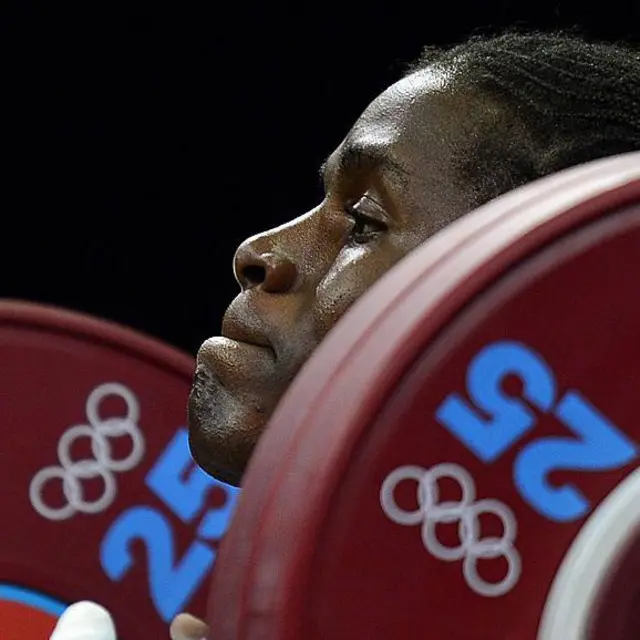 L'haltérophile Madias Ngake en train de soulever la barre (le poids) aux Jeux Olympiques de Londres 2012