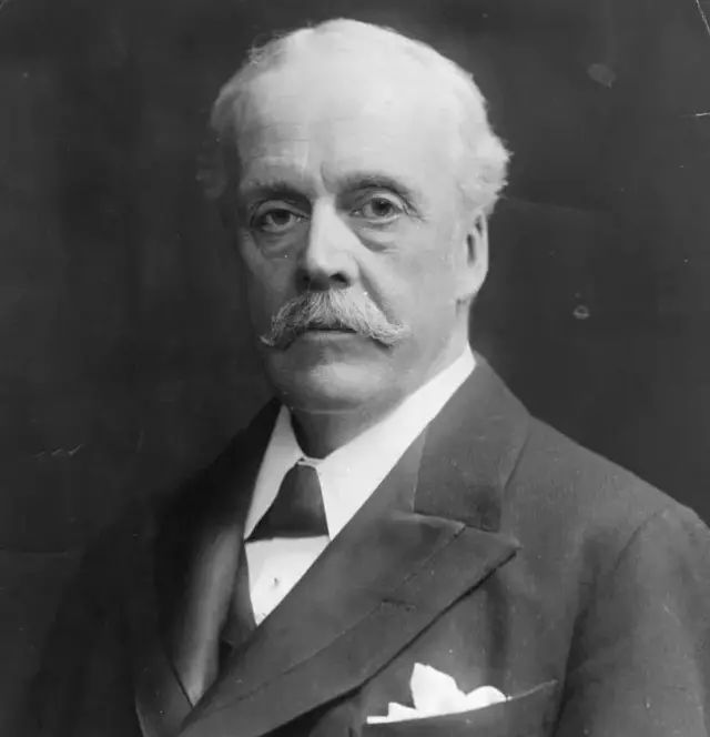 Arthur Balfour shi ne Ministan Harkokin Wajen Birtaniya a lokacin da ya fitar da wannan alkawari da daga baya aka riƙa danganta shi da sunansa.
