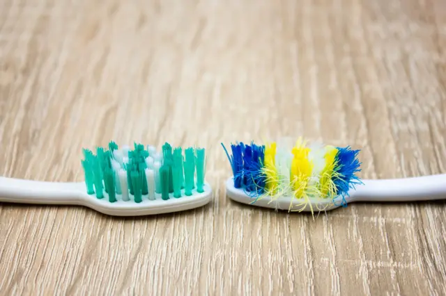 मध्यम आकाराचे ब्रिसल्स असलेला ब्रश प्रौढांसाठी सर्वोत्तम असतो.