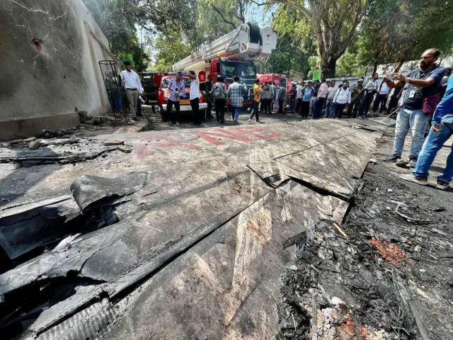 ஆமதாபாத்தில் ஏர் இந்தியா பயணிகள் விமானம் விழுந்து நொறுங்கியது - என்ன நிலவரம்?