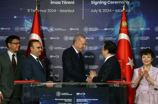 Cumhurbaşkanı Recep Tayyip Erdoğan (ortada), BYD Şirketi Yönetim Kurulu Başkanı ve CEO'su Wang Çunfu (sağdan ikinci) ve Türkiye Sanayi ve Teknoloji Bakanı Mehmet Fatih Kaçır (soldan ikinci), 8 Temmuz 2024'te İstanbul'daki Dolmabahçe Sarayı çalışma ofisinde gerçekleştirdikleri görüşmenin ardından BYD Yeni Enerji Aracı Yatırım Anlaşması İmza Törenine katılmışlardı.