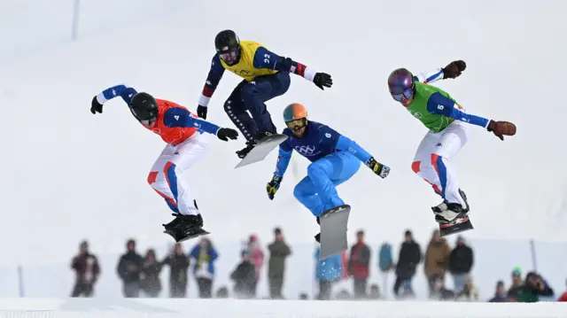Французские сноубордисты Жонас Шолле и Лоан Боззоло, американский сноубордист Ник Баумгартнер и итальянский спортсмен Лоренцо Соммарива выступают в финале соревнований по сноуборд-кроссу среди мужчин