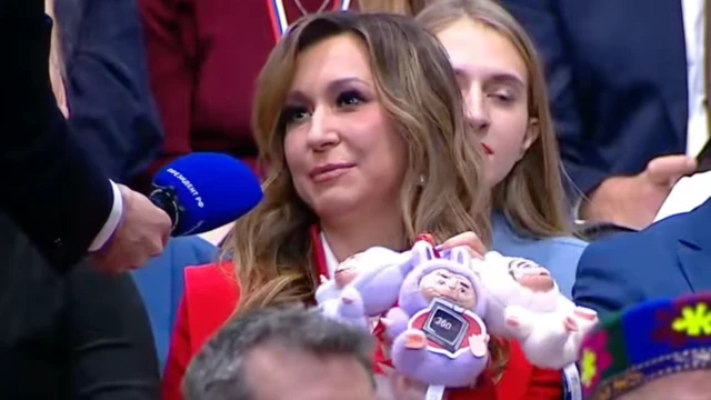 Одна із присутніх принесла на "Пряму лінію" до Путіна цілу колекцію іграшок Labubu