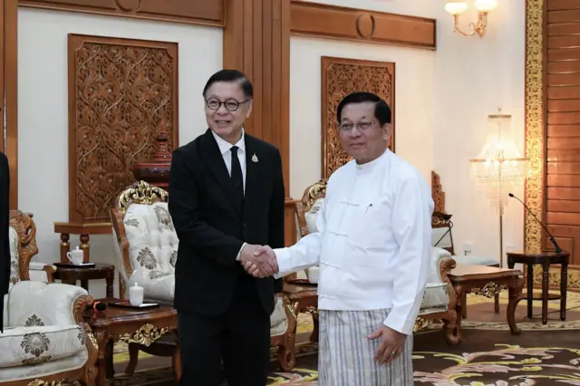 ၂၀၂၅ ဒီဇင်ဘာက နေပြည်တော်မှာ အဲဒီအချိန်က စစ်ခေါင်းဆောင် ဗိုလ်ချုပ်မှူးကြီးမင်း‌အောင်လှိုင်နဲ့တွေ့ဆုံခဲ့မှု။ 