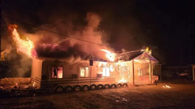 Api berkobar melahap kantor tambang di Kecamatan Bungku Pesisir, Kabupaten Morowali diduga dibakar pada Sabtu (3/1/2026) malam.