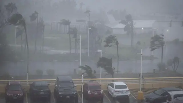 關島一處停車場在巴威吹襲下風雨交加(6/7/2026)
