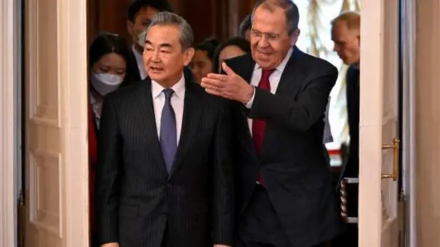 মস্কোতে চীনা পররাষ্ট্রমন্ত্রী ওয়াং ই এবং রাশিয়ার সের্গেই লাভরভ