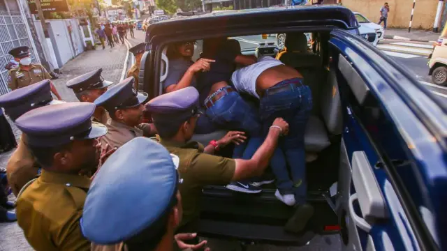 චෝදනා එල්ල වූ පොලිස් නිලධාරීන් 13 දෙනෙකු අත්අඩංගුවට ගැනීමට සහ වැඩ තහනම් කිරීමට කටයුතු කර තිබේ