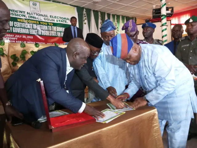 Adeleke n tẹwọ gba iwe ẹri aṣeyege idibo lọwọ alaga ajọ INEC lẹkun iwọ ooru gusu Naijiria, Ọjọgbọn Kunle Ajayi