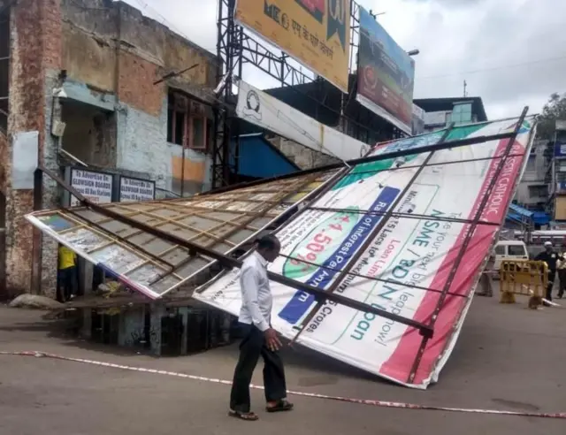 13 मे रोजी संध्याकाळी साडे चार वाजताच्या सुमारास मुंबईतलं तापमान अचानक घटलं आणि वादळी वाऱ्यासह पावसाला सुरूवात झाली.