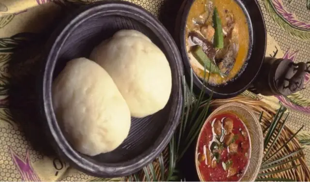 Miyan Kwan Kwan na Miyan Guzya bụ nrị mba Ghana e ji okra e si.