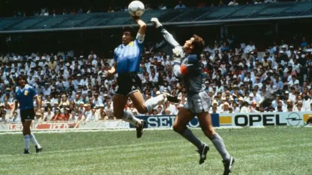 مارادونا في مباراة بلاده ضد إنجلترا بربع نهائي كأس العالم نسخة 1986