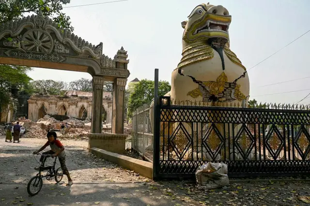 မတ်လ ၂၈ ရက် ငလျင်ကြောင့် ထိခိုက်ပျက်စီးခဲ့တဲ့ မန္တလေးမြို့တစ်နေရာ မြင်ကွင်း 