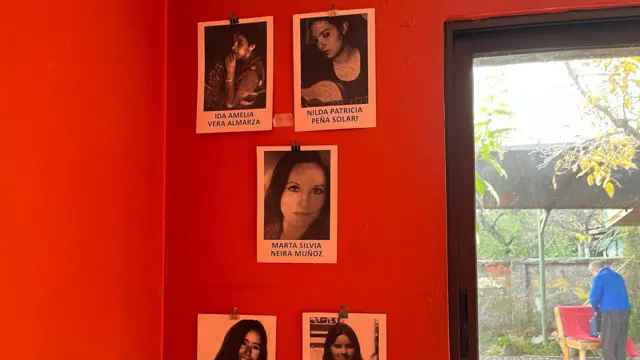 L'image montre cinq photos en noir et blanc de femmes nommées qui ont été enlevées sous le régime de Pinochet et torturées au centre de détention. Les photos commémorant ces femmes sont accrochées sur un mur rouge vif à l'intérieur du site commémoratif. 