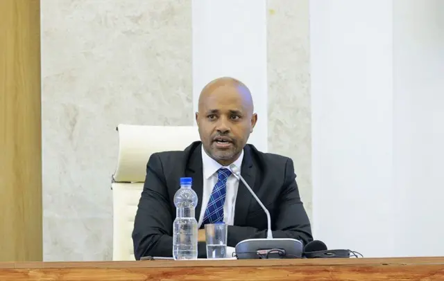 ዶ/ር እዮብ ለህዝብ ተወካዮች ምክር ቤት አባላት ማብራሪያ ሲሰጡ