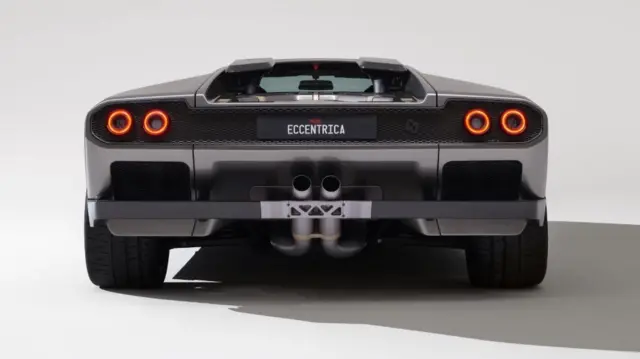 موتور دوازده سیلندر ماشین ۵۵۰ اسب بخار نیرو تولید می‌کند