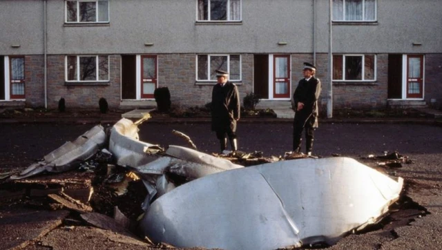 L'épave de l'avion sur le sol