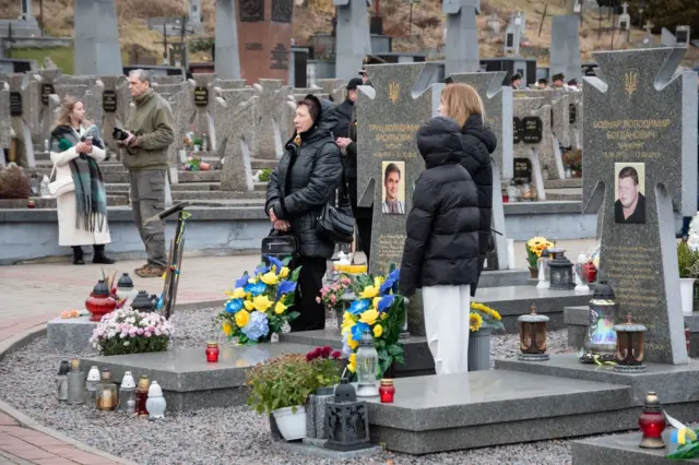 Người dân, giáo sĩ và binh sĩ tham dự lễ tưởng niệm các Anh hùng Ukraine đã hy sinh trong cuộc chiến Nga–Ukraine và tất cả những chiến sĩ vì nền độc lập của Ukraine, nhân Ngày Lực lượng Vũ trang Ukraine, tại khu an táng danh dự của Nghĩa trang Lychakiv, ở Lviv, Ukraine, ngày 6/12/2025.