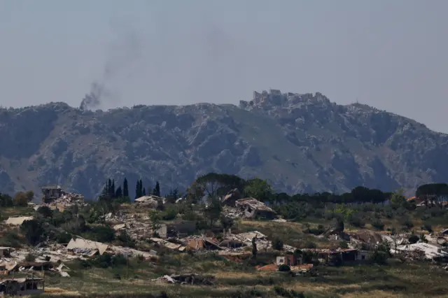 Columnas de humo se elevan de edificios destruidos en el campo, el domingo 31 de mayo de 2026. En el horizonte se distingue la fortaleza medieval en ruinas de Beaufort, situada en una colina en el sur del Líbano.