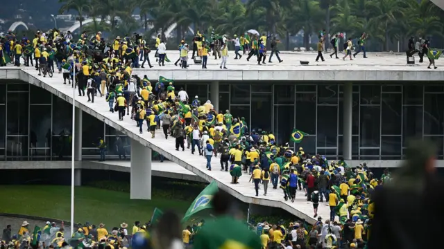 Foto dos protestos golpistas de 8 de janeiro de 2023 em Brasília. 