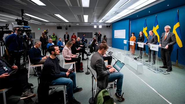 팬데믹 관련 정책을 발표하고 있는 스웨덴 정부