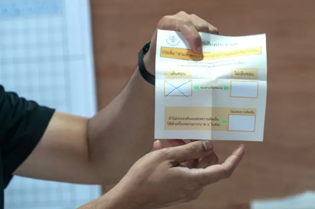 ประชาชนบางส่วนตั้งข้อสังเกตว่าเหตุใดบัตรลงประชามติถึงไม่มีบาร์โค้ด หรือคิวอาร์โค้ด เพื่อ “ป้องกันการปลอมแปลง” แบบบัตรเลือกตั้ง สส. บ้าง