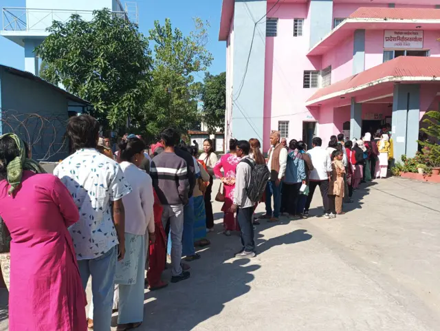 मतदाता नामावलीका लागि लामबद्ध मानिसहरू