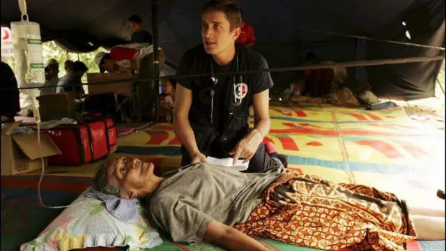 Asosiasi Bantuan Kemanusiaan Perancis "Pompiers Sans Frontieres" berada di Kamp Pengungsi Lampaya, Banda Aceh.