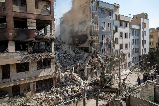 Một tòa nhà bị phá hủy tại Tehran ngày 13/6/2025 sau cuộc không kích của Israel