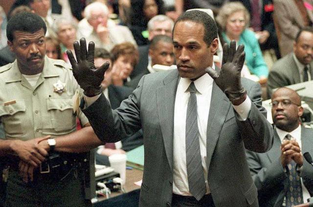 O.J. Simpson con guantes negros en el juicio de 1995.