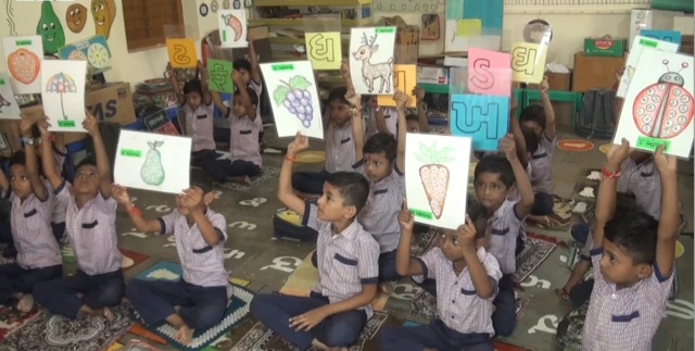 શાળામાં ભણતાં બાળકો 